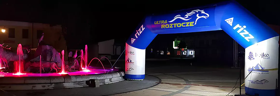 Brama stałociśnieniowa z wymiennym banerem reklamowym na biegu Ultra Roztocze