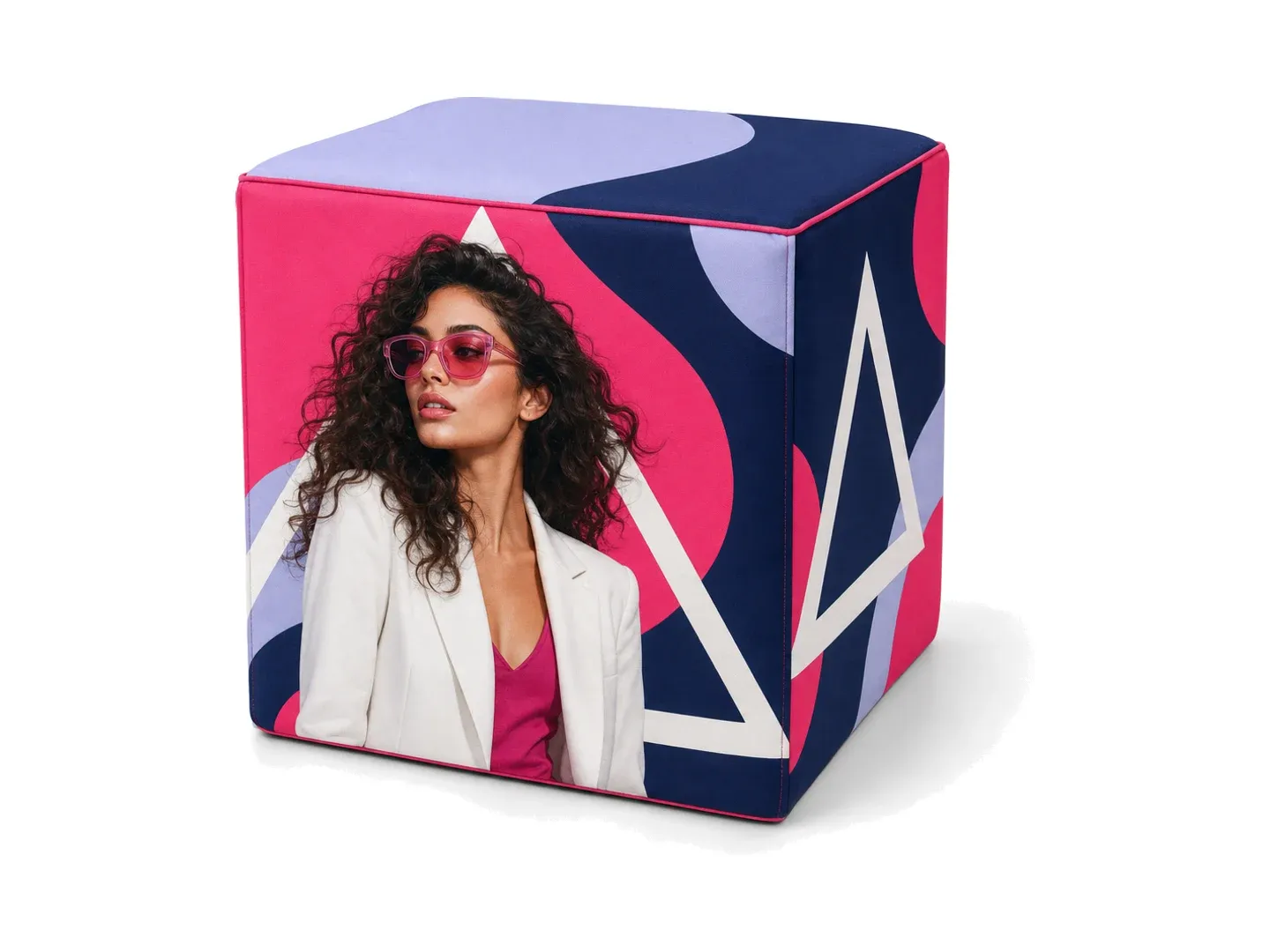 pouf cube en mousse avec impression ARIO sur fond blanc